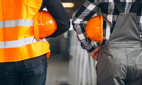 duas pessoas com capacetes