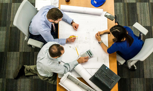 Quatro pessoas a discutir projectos.